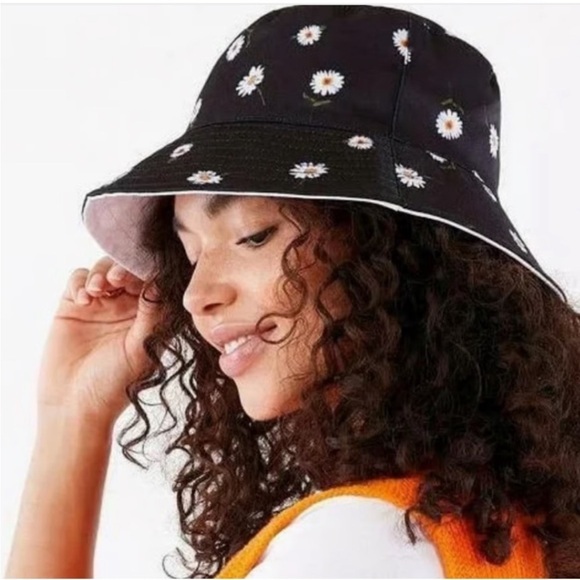 Alice + Olivia Accessories - Alice + Olivia Daisy Reversible Bucket Hat NWT